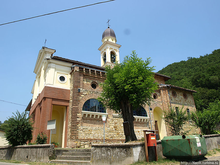Эту красивую церковь я нашла в деревне, названия которой я даже не знаю,  я повернула на дорогу на Гротта. Пеллегрино Парменсе, Италия