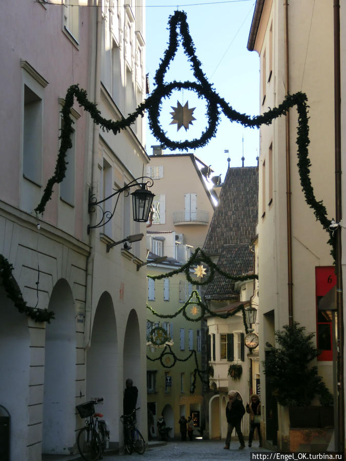 украшенные к Рождеству улочки Мерана Земля Тироль, Австрия