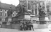 После Праги была еще Австрия, Вена. На снимке боевые товарищи отца.