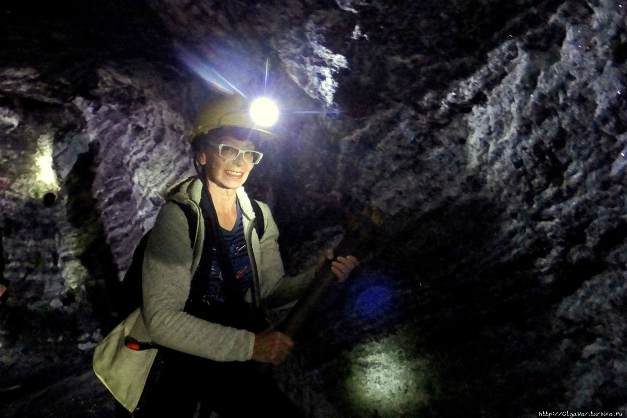 Тяжела доля колумбийского шахтера — мало того, что кирка неподъемна, так еще и порода не поддается Сипакира, Колумбия