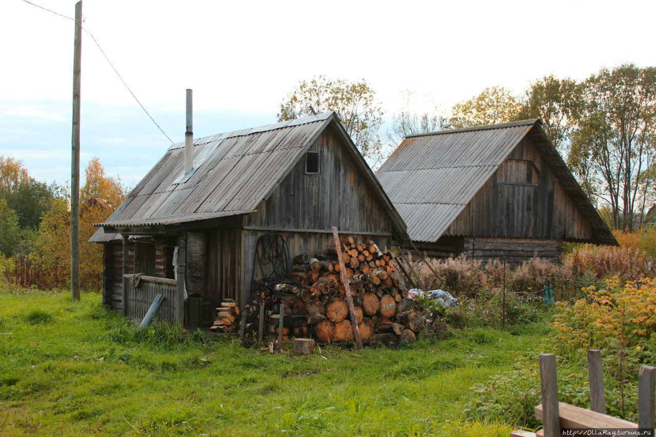 Чаще, конечно, увидишь новые дома, но и старые постройки встречаются, в том числе дровяные сараи и баньки. Шуя, Россия