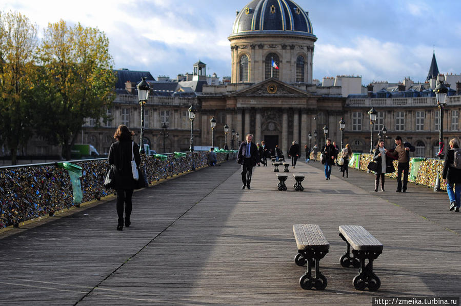 Под ногами — приятное дерево и множество скамеек Париж, Франция