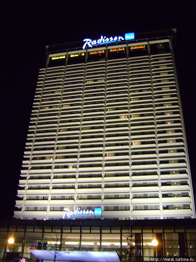 Шанс избавиться от скуки вы получите на 22-м этаже гостиницы Рэдиссон Блю Литва, откуда из Skybar — бара в небесах — ночной Вильнюс как на ладони Вильнюс, Литва