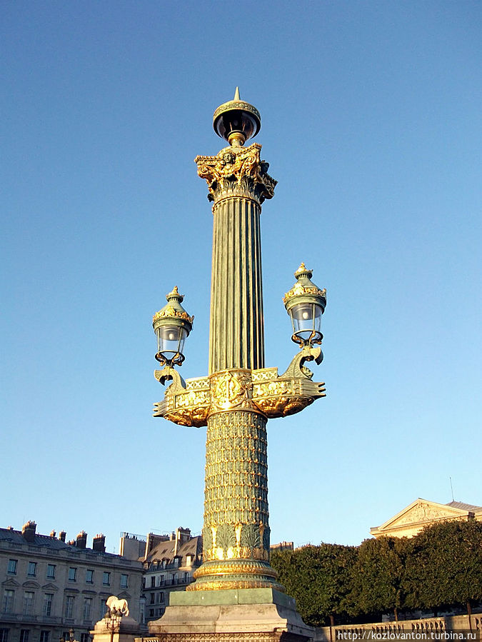 Колонна, украшающая площадь Согласия возле входа в Тюильри. Париж, Франция