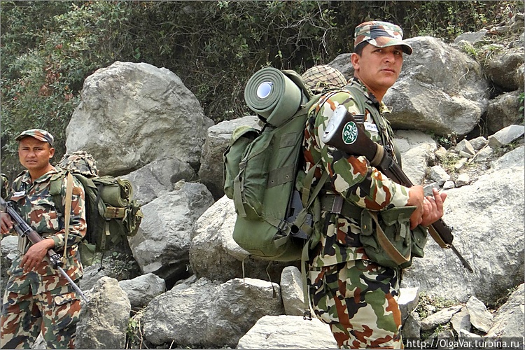 Суровые непальские солдат