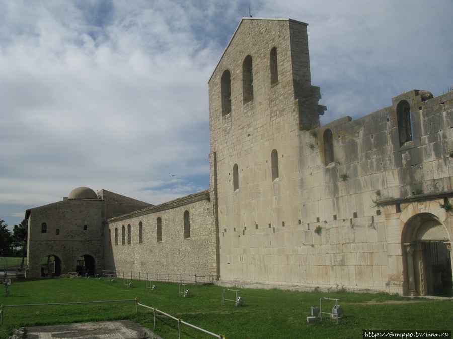 Недостроенная церковь Пресвятой Троицы Веноза, Италия