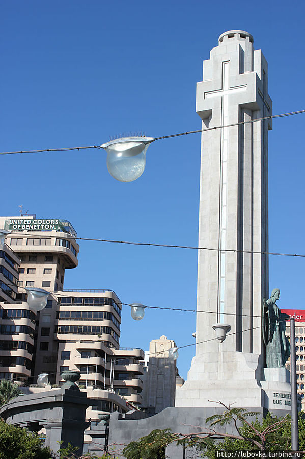 Вся площадь подсвечивается гирляндой из лампочек, выполненных в форме капель воды 3 разных размеров. Вся площадь подсвечивается гирляндой из лампочек, выполненных в форме капель воды 3 разных размеров.