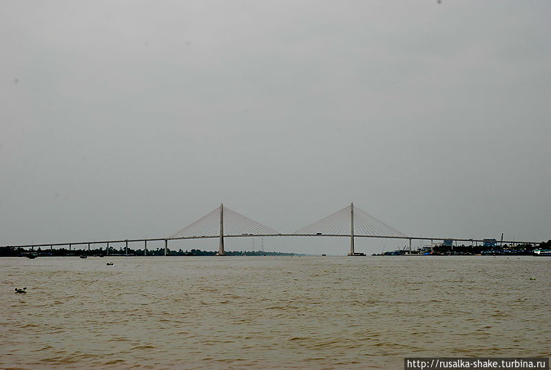 Вантовый мост через Меконг с самым длинным основным пролетом в Юго-Восточной Азии. Соединяет две провинции. Лонгсюен, Вьетнам