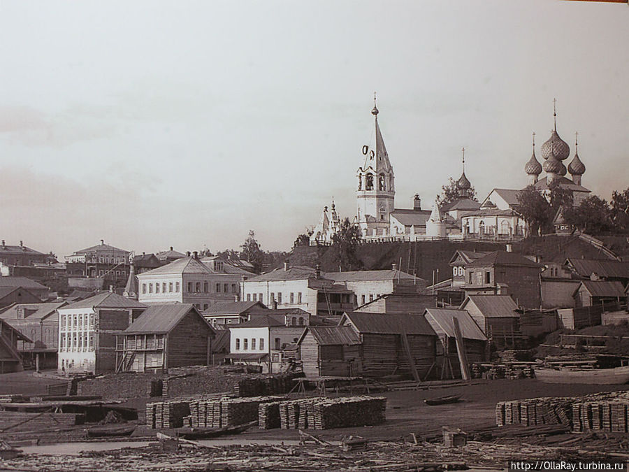 А это старинная фотография из краеведческого музея. Вид на центр Городца, здесь ещё присутствует Троицкий собор. А это старинная фотография из краеведческого музея. Вид на центр Городца, здесь ещё присутствует Троицкий собор.