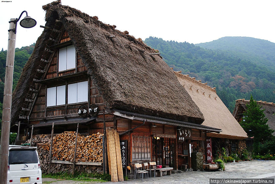 Традиционный дом в архитектурном стиле гассё-дзукури Префектура Гифу, Япония