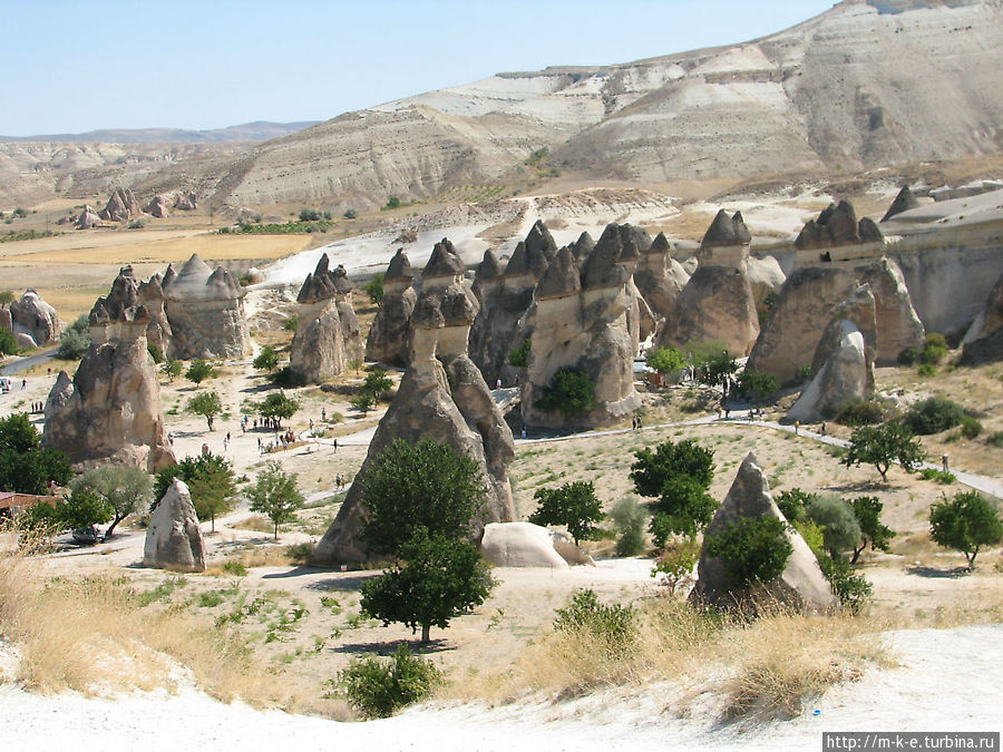 Трехглавая скала справа с церковью cвятого. Симеона Каппадокия - Гереме Национальный Парк, Турция