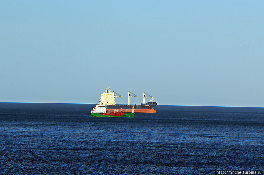 корабли на рейде в море на востоке Гибралтар