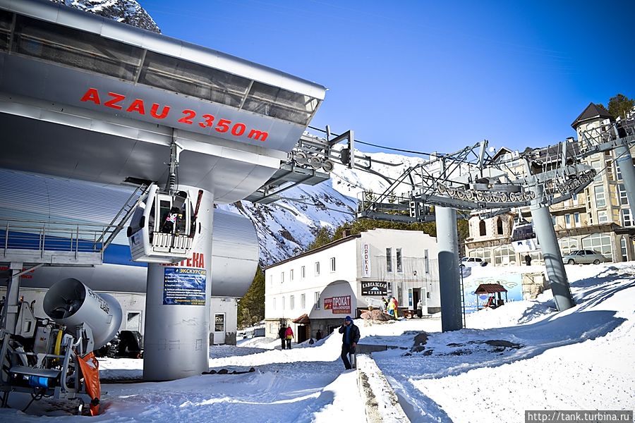 Поляна Азау (2350 м) Поляна Азау (2350 м)