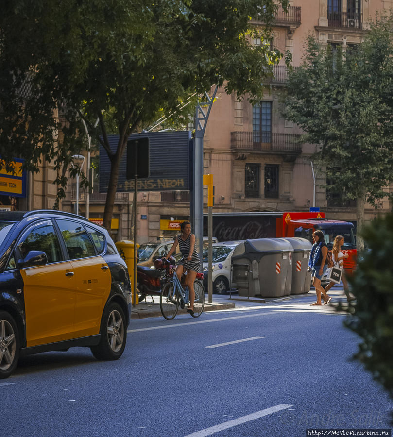 Стрит из кафе Барселона, Испания Стрит из кафе Барселона, Испания