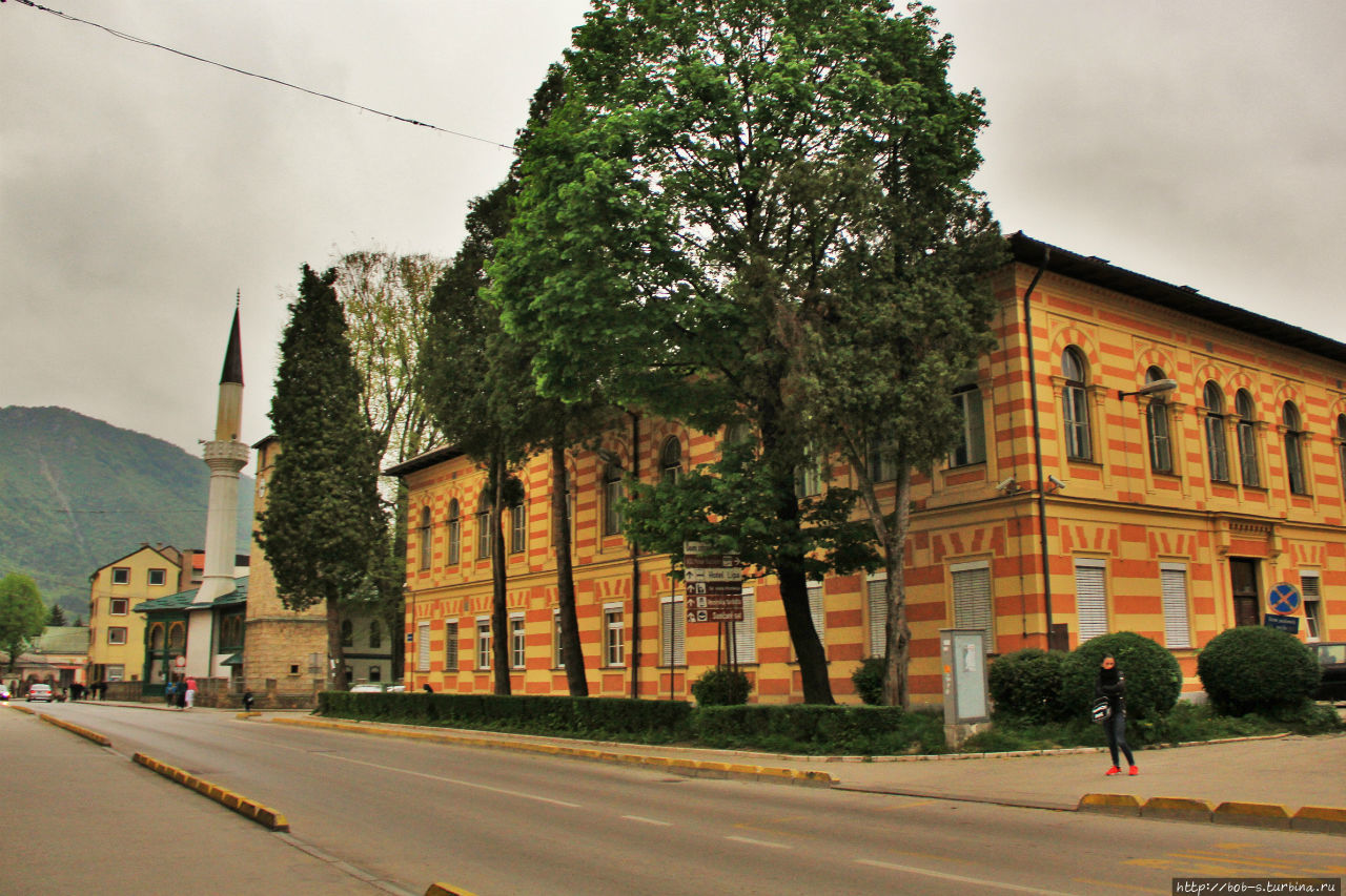 Австро — Венгерский стиль вперемешку со старыми Османскими постройками и со следами Боснийской войны Травник, Босния и Герцеговина