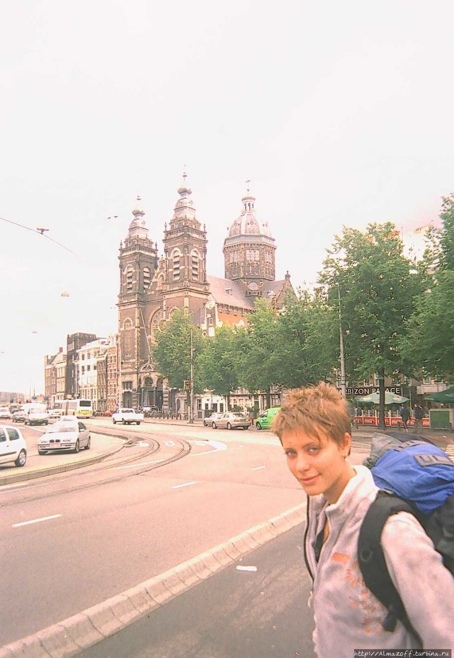 Гаага в 2004-м году, уже тогда там делали странные статуи Гаага, Нидерланды