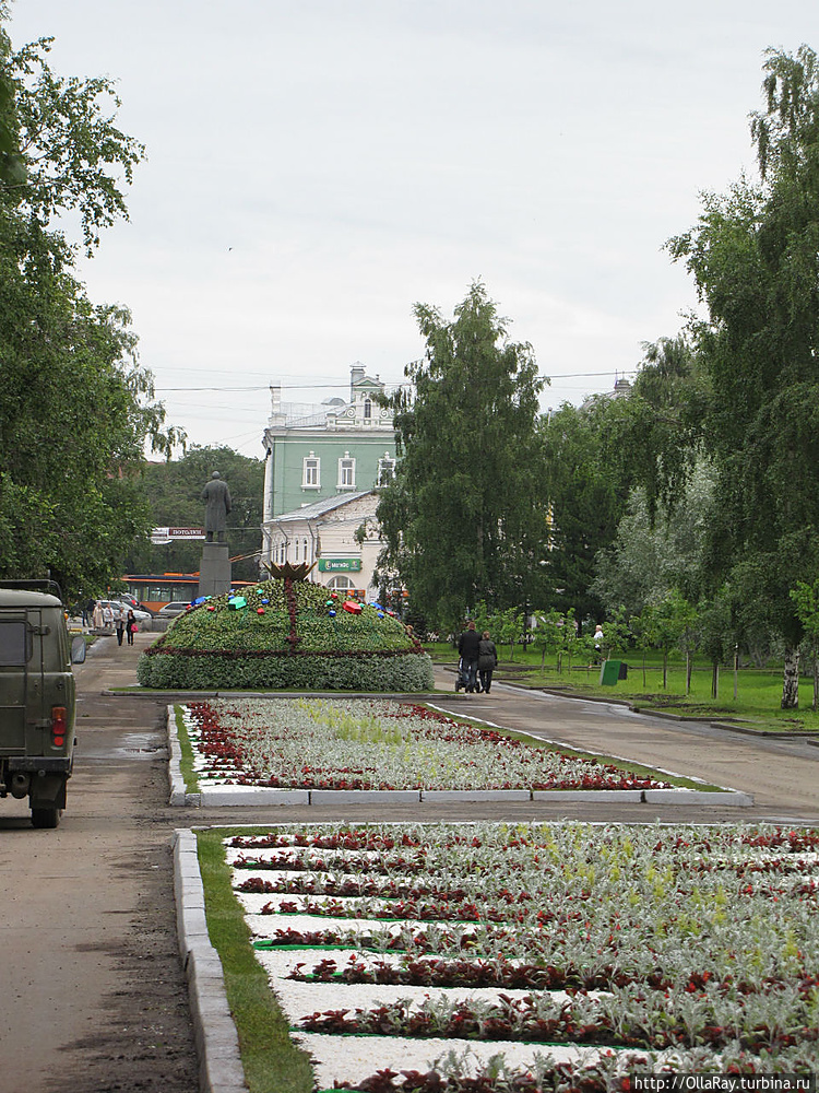 Сквер с формованной клумб