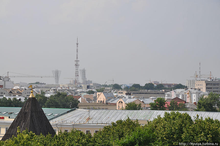 Ещё влево. Осветительные сооружения на заднем плане слева — стадион Шинник. Ярославль, Россия