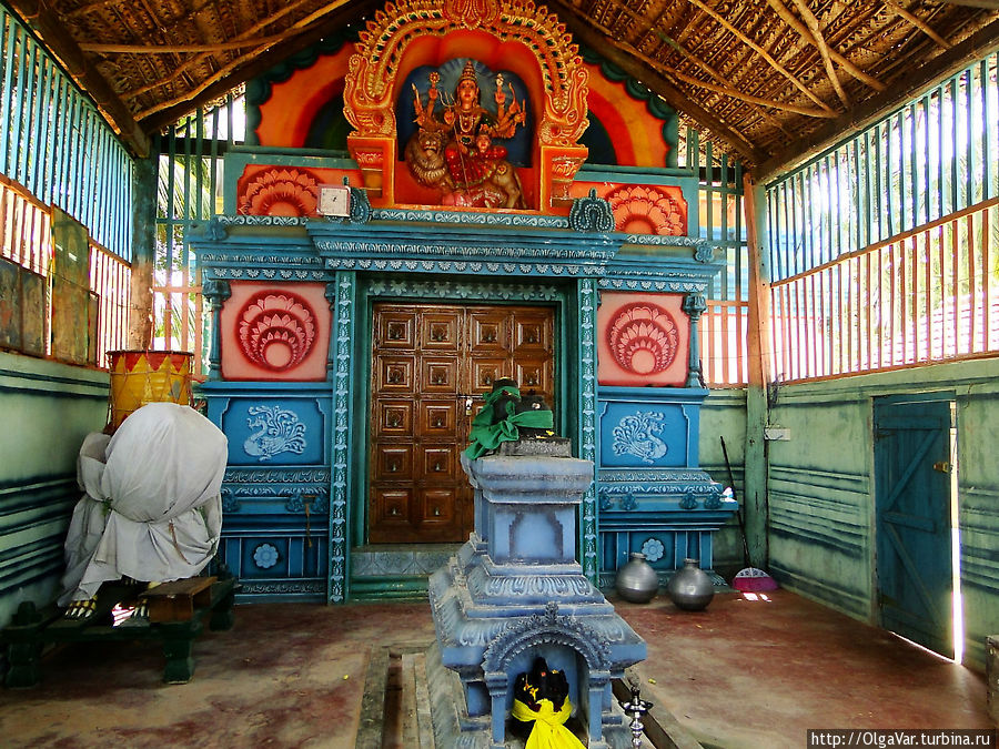 Внутри хижины-храма — всё как у людей