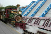 Железная дорога в парке Диснейленд (Disneyland Railroad). Паровой поезд, на котором посетители могут совершить путешествие вокруг парка.