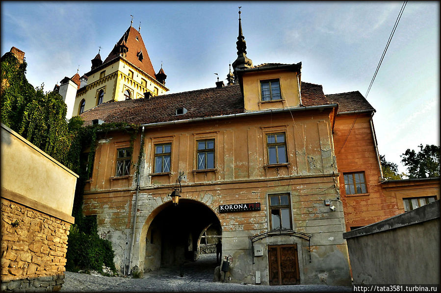 Вход в Верхний город через ворота, защищенные  Часовой башней, высотой 64 метра. Сигишоара, Румыния