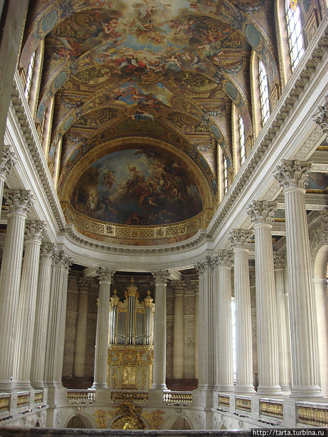 Белые колонны и расписные своды капеллы. Здесь, в королевской часовне, венчались Людовик XVI c Марией Антуанеттой. Версаль, Франция
