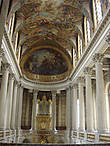 Белые колонны и расписные своды капеллы. Здесь, в королевской часовне, венчались Людовик XVI c Марией Антуанеттой.