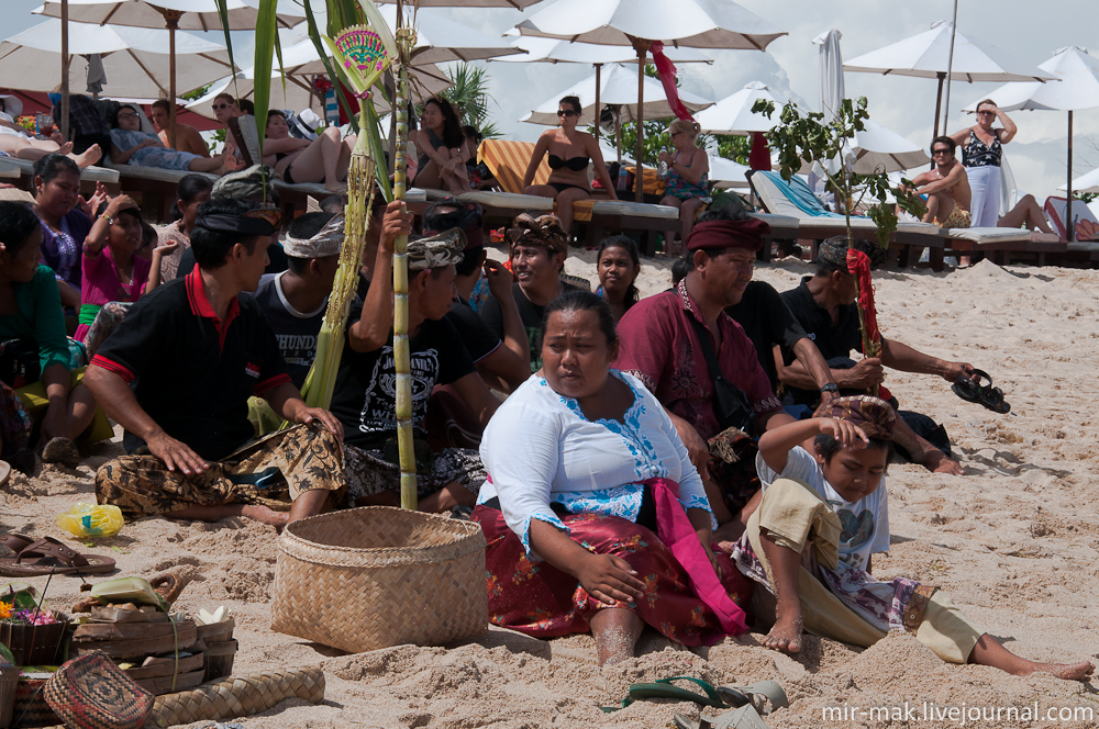 Что делают эти люди?! или балийская пляжная церемония Бали, Индонезия