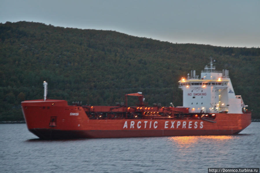 Arctic Express Енисей — это судно из линейки современных контейнеровозов компании Норильский Никель. Их всего 5 или 6 и они были построены сравнительно недавно в 2008-2009 годах. Североморск, Россия