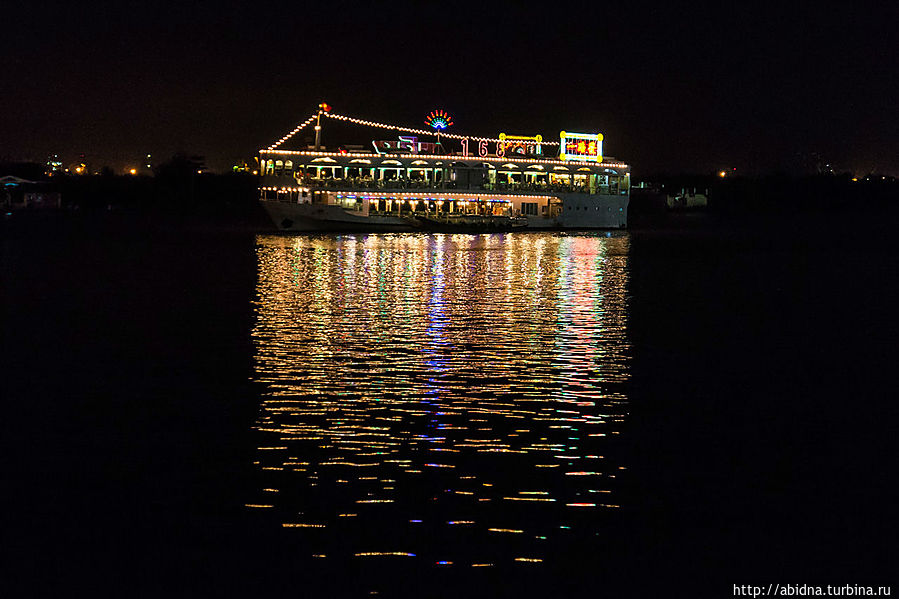 Вот на таком кораблике развлекают туристов Хошимин, Вьетнам