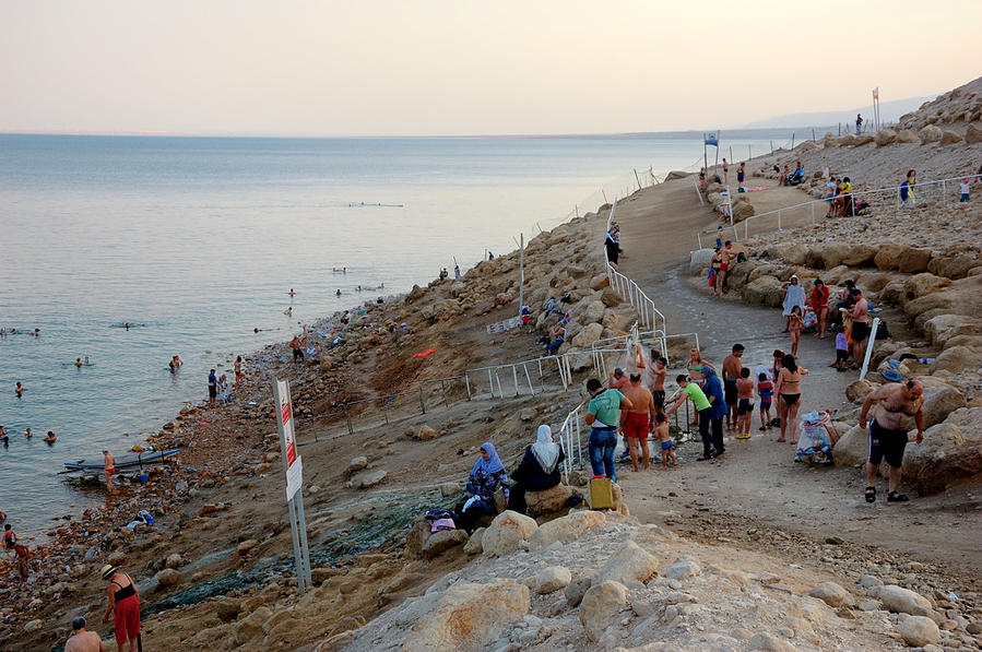 Вон там народ у душа толпится Мертвое море, Израиль