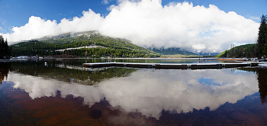 Несколько озёр протянулись в Уистлере одно за другим вдоль 99-й дороги. Их соединяет трейл, который в это время года был уже большей частью завален снегом, как и все публичные подходы к озёрам. Даже машина еле-еле проехала. Это — Альта Лэйк. Несколько озёр протянулись в Уистлере одно за другим вдоль 99-й дороги. Их соединяет трейл, который в это время года был уже большей частью завален снегом, как и все публичные подходы к озёрам. Даже машина еле-еле проехала. Это — Альта Лэйк.