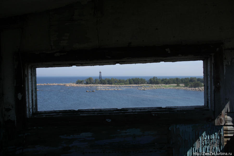 Окно наблюдательного пункта пограничной вышки Остров Мощный, Россия