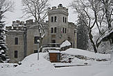 На склоне Мустамяэ, по проекту вон Глена возвели двухэтажный замок в 1886 году. В 1918, после отъезда Николая, замок был разграблен, полностью отреставрирован он только к 1960 году при участии ТТУ.
