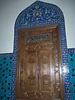 Мечеть названа Зеленой из — за преобладания в ее отделке плитки зеленого и голубого цвета. Является лучшим образцом турецко — османского керамического искусства.