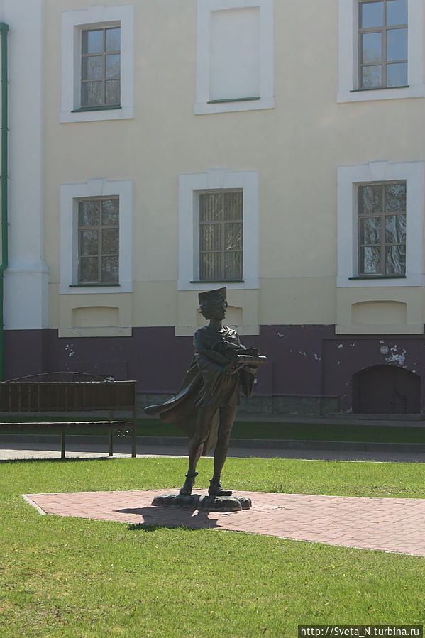 Памятник студенту во дворе Полоцкого Государственного университета
Сразу песенка Леонидова вспоминается :)