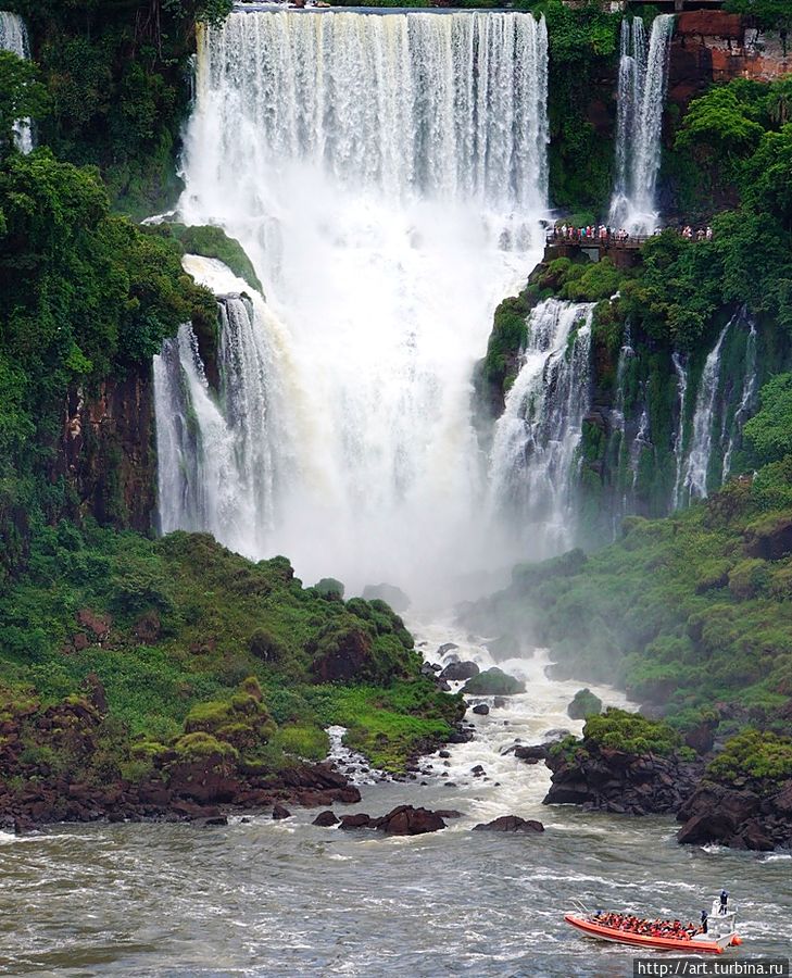 А это — любимая туристическая забава. Катание на лодочках под струйками водопада. Игуасу национальный парк (Аргентина), Аргентина