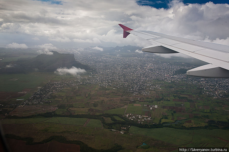 Подлетаем к Порт-Луи. Вокруг города плантации сахарного тростника. Подлетаем к Порт-Луи. Вокруг города плантации сахарного тростника.