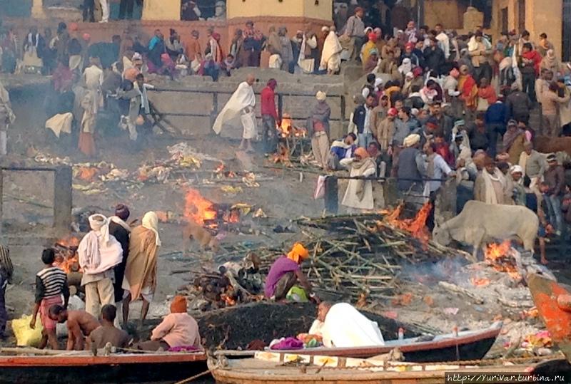 На Маnikarnika Ghat костры горят непрерывно Варанаси, Индия