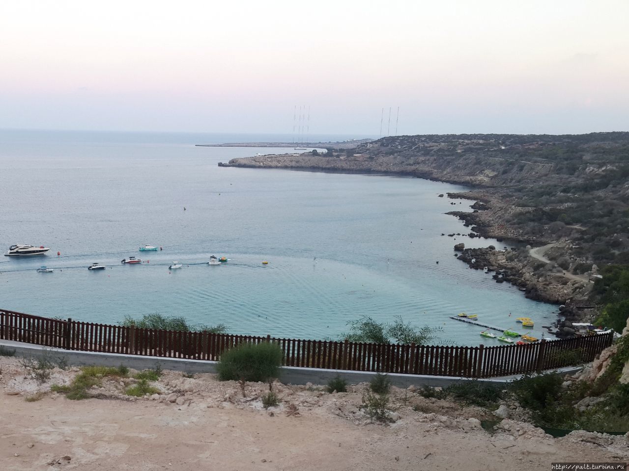 Вид из ресторана Spartiatis на залив Коннос и Мыс Греко. На заднем плане на полуострове Sougl видны вышки военной радиолокационной базы Великобритании Протарас, Кипр