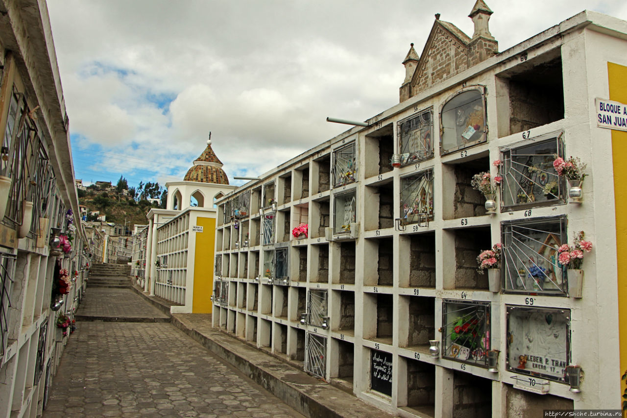 Кладбище при церкви Св Фелиппе Латакунга, Эквадор