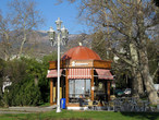 В центре площади перед садом — совсем новый павильон Коффишка с маленькой такой кофемолкой на вершине крыши.