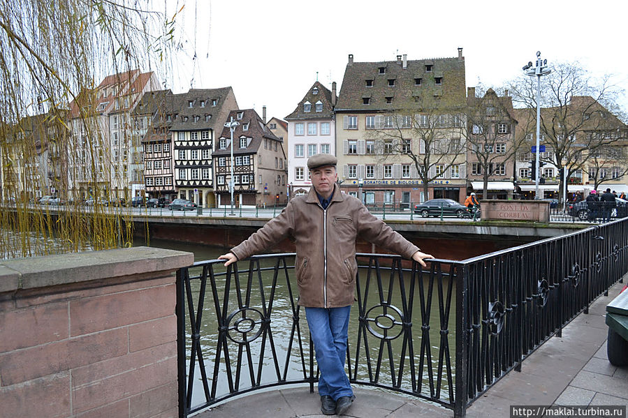 Я — на мосту Ворона. Поскольку в преступлениях тяжких и мелких уличён не был, то и в воду прыгать не пришлось. Страсбург, Франция