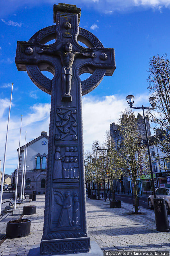 Памятник Томасу Кроку (Thomas Croke, 1824-1902), местному архиепископу. Кашел, Ирландия