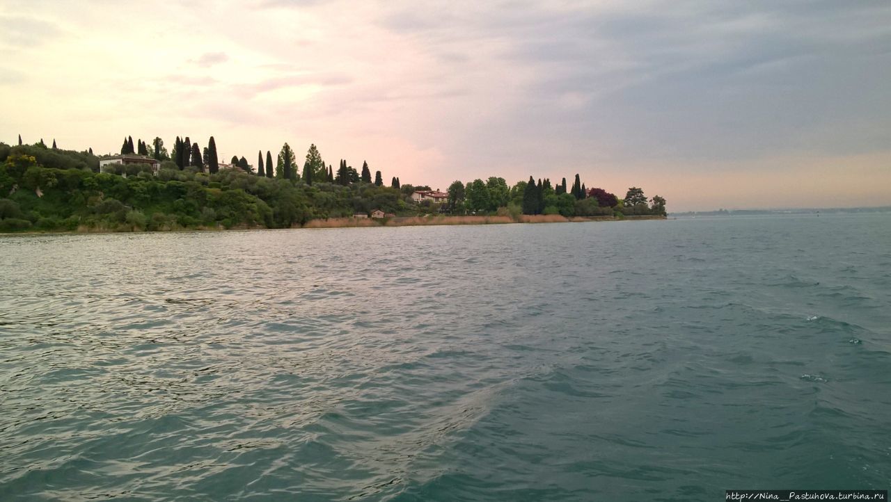 Сирмоне с озера Сирмионе, Италия