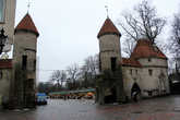 Вируские ворота находятся в восточной части городской стены. Главная башня ворот была построена в 1345 – 1355 гг.