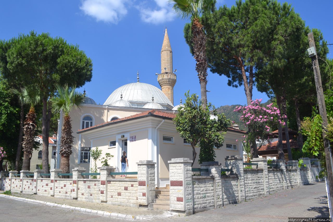 Новая мечеть Ичмелера. Дети изучают Коран