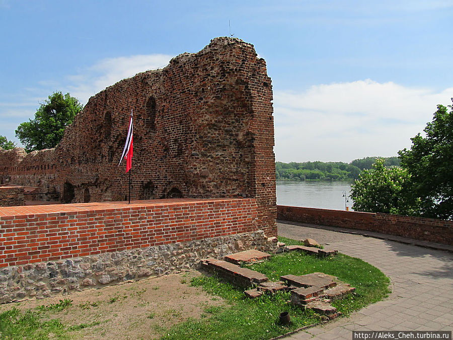 Торунь: крепостные стены и башни старого города Торунь, Польша