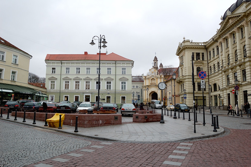 Литовская Национальная Филармония и Василианские ворота Вильнюс, Литва