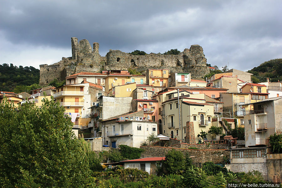 Старая Ламеция. Наверху развалины фортеццы. Старая Ламеция. Наверху развалины фортеццы.